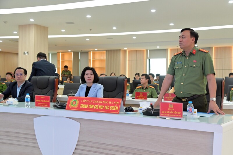 Đại tá Nguyễn Tiến Đạt - Phó Giám đốc Công an TP. Hà Nội báo cáo tình hình, kết quả công tác bảo đảm an ninh, trật tự phục vụ bầu cử. Ảnh: Công an Hà Nội