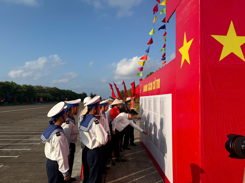Cán bộ, chiến sĩ và người dân kiểm tra danh sách cử tri.