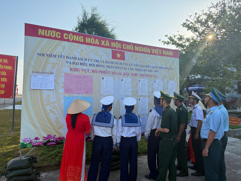 Cử tri nghiên cứu thông tin các ứng cử đại biểu.