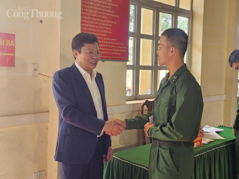 Ông Lưu Văn Trung, Phó Bí thư Tỉnh ủy, Chủ tịch HĐND tỉnh, Chủ tịch Ủy ban Bầu cử tỉnh Lâm Đồng đến dự, kiểm tra tại Khu vực bỏ phiếu số 19, Tiểu đoàn Huấn luyện – Cơ động 1, xã Thuận Hạnh. Ảnh: Lê Sơn
