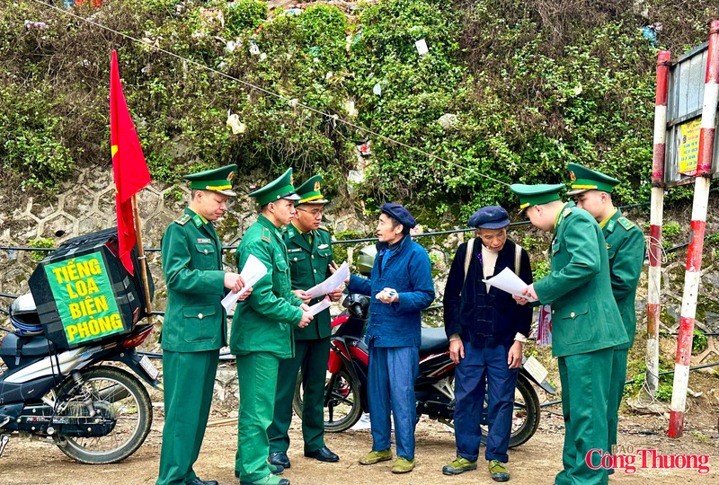 Các cán bộ Đồn biên phòng Lũng Cú kết hợp sử dụng mô hình “Tiếng loa biên phòng” và tờ rơi để tuyên truyền cho nhân dân về bầu cử đại biểu Quốc hội khóa XVI và đại biểu HĐND các cấp nhiệm kỳ 2026 – 2031.