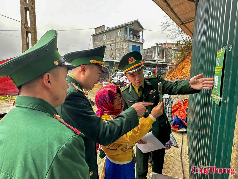 Ngoài ra, dịp này Đồn Biên phòng Lũng Cú còn áp dụng công nghệ thông tin, chuyển đổi số vào công tác tuyên truyền, bằng việc tạo các mã QR chứa các nội dung tuyên truyền để người dân có thể sử dụng điện thoại thông minh để tra cứu các nội dung liên quan đến công tác bầu cử dễ dàng hơn.