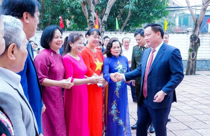 Ông Nguyễn Khắc Thận - Ủy viên Trung ương Đảng, Bí thư Tỉnh ủy Nghệ An cùng hơn 1.100 cử tri khu vực bỏ phiếu số 2 (phường Trường Vinh) tham dự lễ khai mạc và bỏ phiếu bầu đại biểu Quốc hội khóa XVI và đại biểu HĐND các cấp, nhiệm kỳ 2026 - 2031.