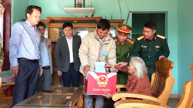 Chính quyền xã Tu Mơ Rông đã mang thùng phiếu phụ đến tận nhà cho 20 cử tri đặc biệt, gồm Mẹ Việt Nam Anh hùng Y Tría cùng các cử tri tuổi cao, sức yếu, bệnh tật hoặc bị bại liệt. Ảnh: Nguyễn Dương