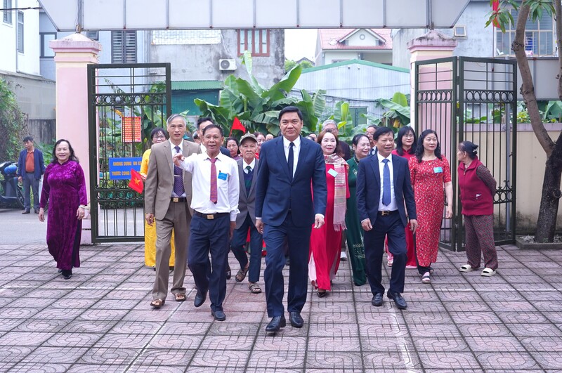 Tại khu vực bỏ phiếu số 8 (phường Vinh Phú), ông Hoàng Nghĩa Hiếu - Phó Bí Thường trực Tỉnh ủy, Chủ tịch HĐND tỉnh cùng bà con Nhân dân đến nhà văn hoá khối từ sớm.
