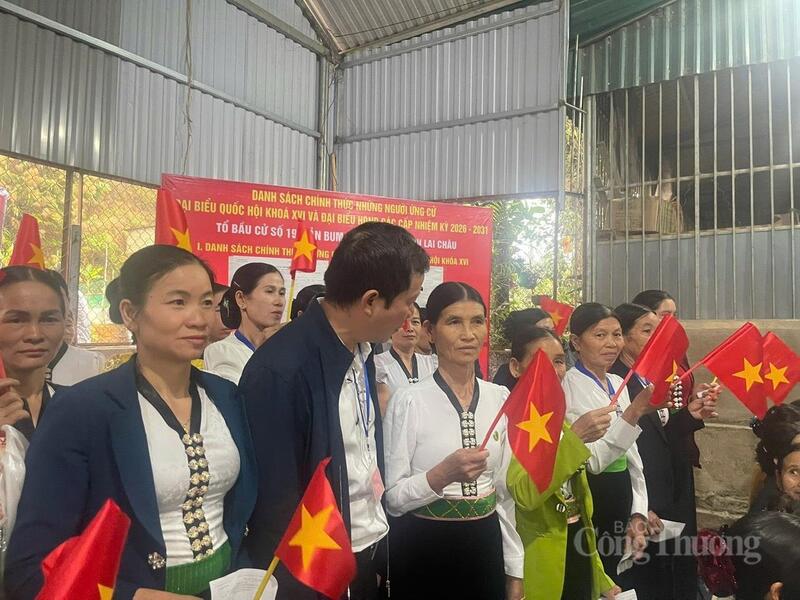 Từ trung tâm tỉnh Lai Châu đến các xã vùng sâu, vùng xa, đông đảo cử tri đã có mặt với tâm thế hồ hởi, trang nghiêm.