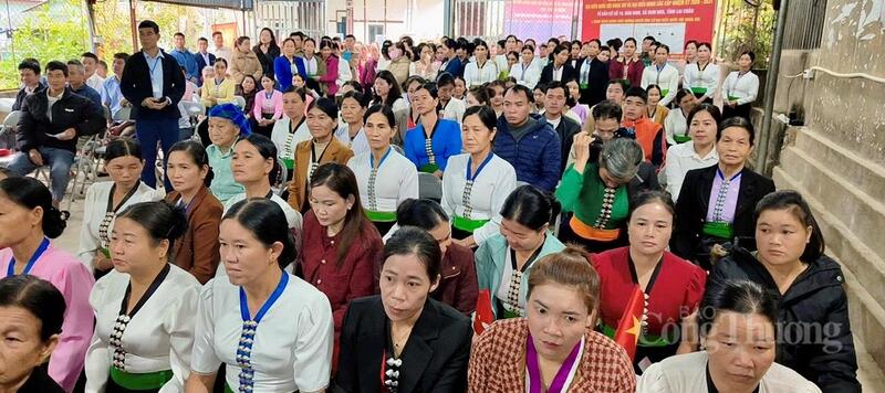 Nhiều cử tri mặc trang phục truyền thống của các dân tộc, góp phần làm nổi bật sắc màu văn hóa đặc trưng của vùng đất biên cương.