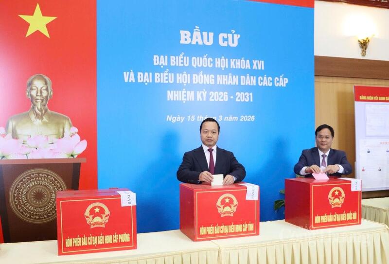 Bí thư Tỉnh ủy Điện Biên Trần Tiến Dũng dự khai mạc và bỏ phiếu.