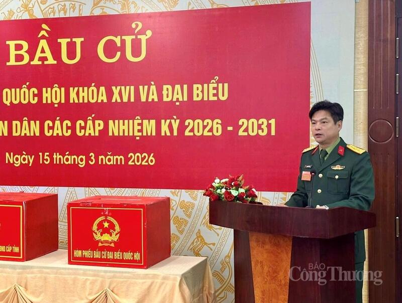 Đại tá Trịnh Đức Thiêm, Chỉ huy trưởng Bộ Chỉ huy Quân sự tỉnh Điện Biên trực tiếp bầu cử và động viên cử tri vùng sâu xã Nà Hỳ.