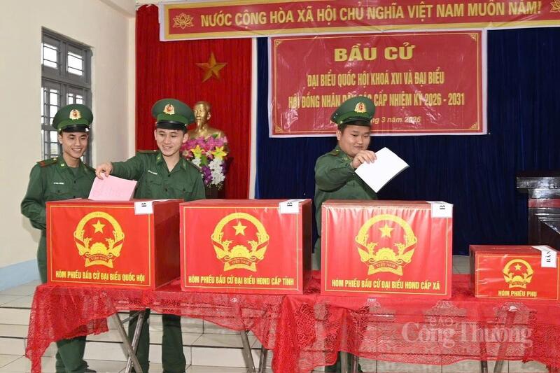 Các chiến sĩ Đồn Biên phòng Nậm Nhừ, tỉnh Điện Biên tham gia bỏ phiếu.