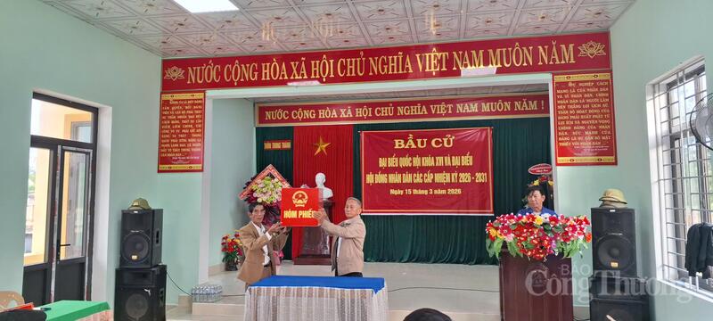 Người dân phấn khởi, nô nức hoà chung ngày hội non sông