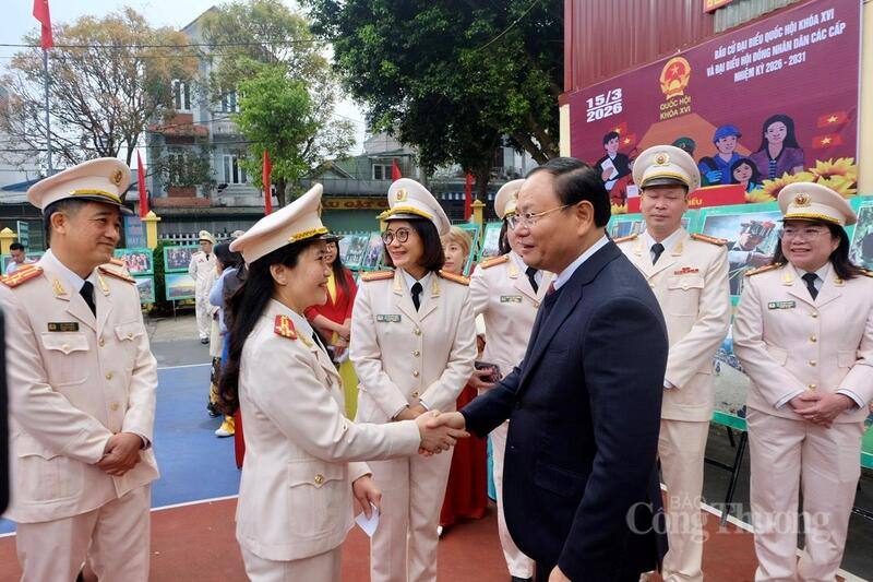 Bí thư Tỉnh ủy Lai Châu Lê Minh Ngân cùng các cán bộ công an tỉnh trước giờ bỏ phiếu.