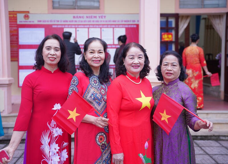Đông đảo cử trimặc áo dài, cầm cờ Tổ quốc, lưu lại những khoảnh khắc đẹp trong ngày hội non sông.