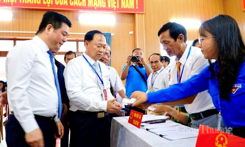 Phó Bí thư Đảng ủy Quốc hội Nguyễn Hồng Diên cùng đại biểu thực hiện quyền cử tri.
