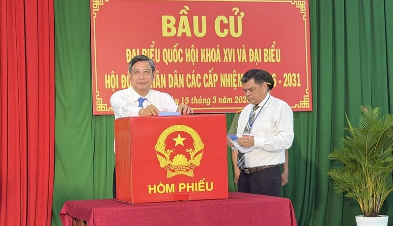 Các đại biểu bỏ phiếu bầu cử.