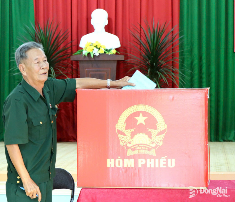 Cựu chiến binh Nguyễn Văn Quê bỏ phiếu bầu cử đại biểu Quốc hội và đại biểu HĐND các cấp.