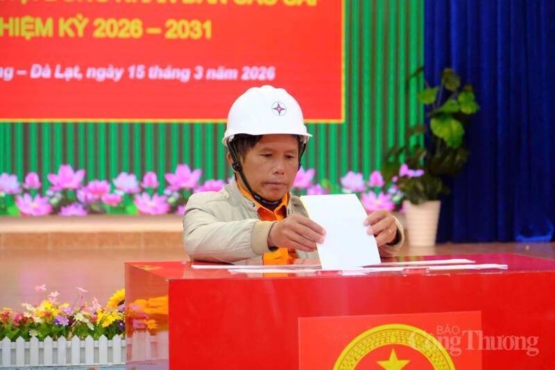 Cử tri Bùi Tiến Đạt, công tác tại Điện lực Đà Lạt (Công ty Điện lực Lâm Đồng) bỏ phiếu tại phường Xuân Hương - Đà Lạt. Ảnh: Lê Sơn