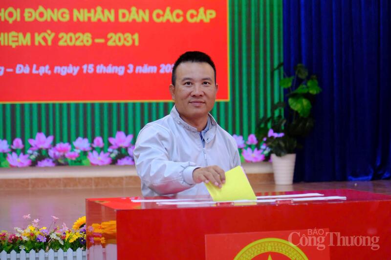 Cử tri Nguyễn Minh Tiến, phường Xuân Hương - Đà Lạt tham gia bầu cử. Ảnh: Lê Sơn