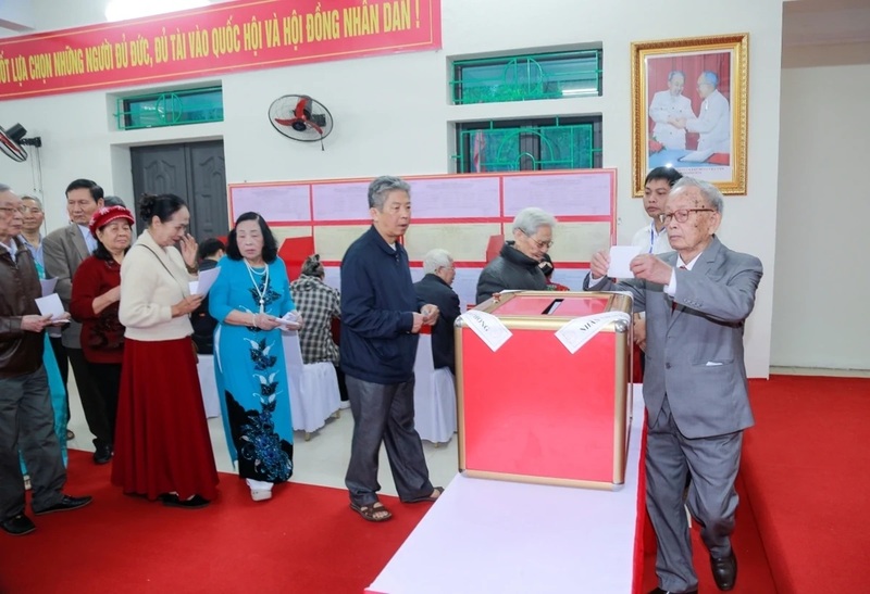 Cử tri thực hiện bỏ phiếu tại Khu vực bỏ phiếu số 75, nhà văn hóa Tổ dân phố Đội Cung 3, phường Hạc Thành. Ảnh: Lê Hợi