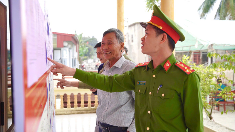 Lực lượng công an làm nhiệm vụ tại điểm bỏ phiếu số 8. Ảnh: Diệu Linh