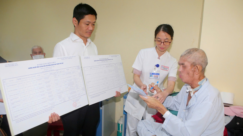 Một bệnh nhân lớn tuổi thực hiện quyền công dân bỏ phiếu bầu cử ngay trên giường bệnh. Ảnh: Nguyễn Tuấn