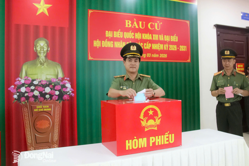 Thiếu tướng Nguyễn Đức Hải, Ủy viên Ban Thường vụ Tỉnh ủy, Giám đốc Công an tỉnh tham gia bỏ phiếu tại khu vực bỏ phiếu số 41, phường Tam Hiệp.