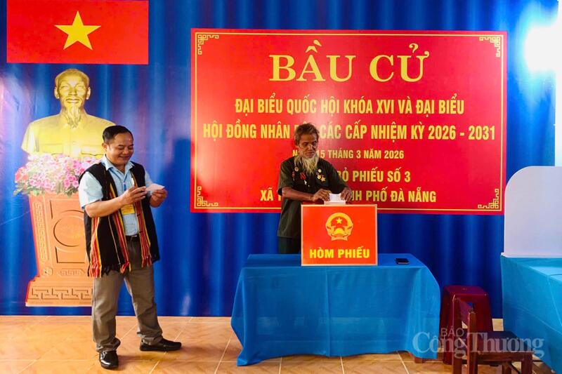 Tại xã vùng cao Trà Đốc, từ sáng sớm 9 điểm bầu cử ở các thôn đã có đông đảo cử tri đã có mặt để tham gia bỏ phiếu, lựa chọn những đại biểu tiêu biểu, xứng đáng.