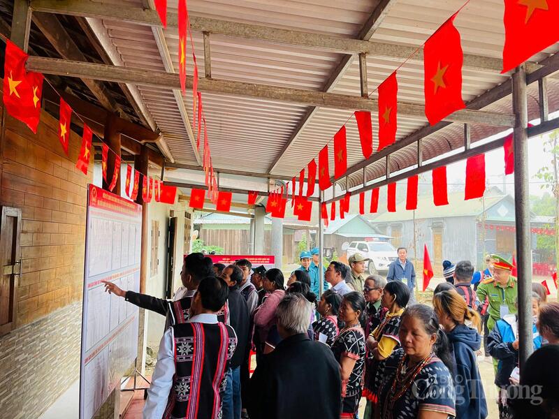 Theo ông Briu Quân, Chủ tịch UBND xã, Chủ tịch Ủy ban bầu cử xã A Vương cho biết, ngay từ sáng sớm, bà con cử tri đã đi bầu cử rất đông đủ, trong buổi sáng, nhiều khu vực bỏ phiếu đã đạt tỷ lệ cử tri tham gia cao. "Riêng những làng biệt lập ở khu vực biên giới không có đường giao thông, qua thông tin từ điện thoại vệ tinh cho biết công tác bầu cử đã hoàn thành rất sớm, đảm bảo an toàn. Hiện nay, các tổ bầu cử đang vận chuyển hòm phiếu bằng cách đi bộ từ làng về trung tâm xã và dự kiến sẽ về đến trước 15 giờ chiều nay", ông Briu Quân thông tin.