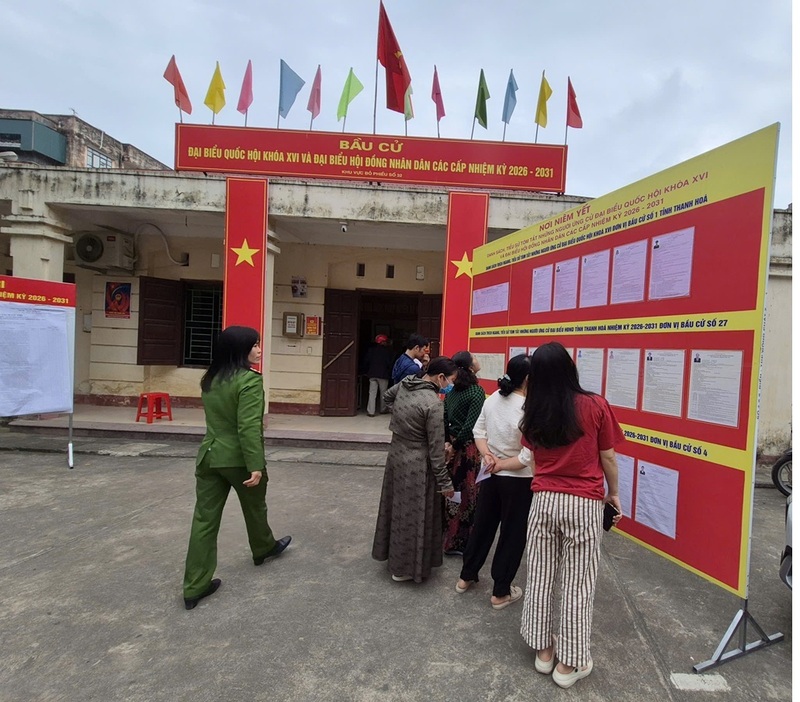 Cử tri phường Hạc Thành nghiên cứu danh sách các ứng cử viên đại biểu Quốc hội và đại biểu Hội đồng nhân dân các cấp tại khu vực bỏ phiếu số 32. Ảnh: Hoàng Minh