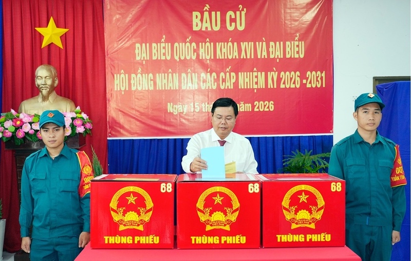 Bí thư Tỉnh ủy An Giang Nguyễn Tiến Hải bỏ phiếu tại Tổ Bầu cử số 68, đơn vị bầu cử số 6, phường Rạch Giá. Ảnh: Tây Hồ