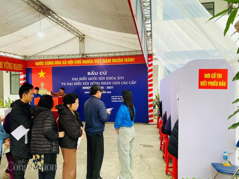 Không khí rộn ràng tại Khu vực bỏ phiếu số 23, phường Kim Liên trong ngày hội bầu cử của toàn dân.