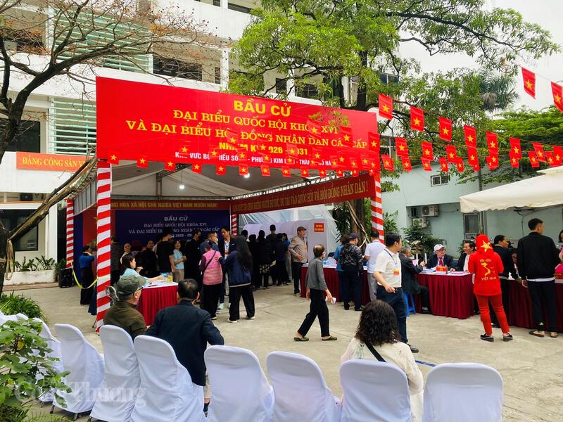 Cử tri phường Kim Liên thực hiện quyền và nghĩa vụ công dân tại Khu vực bỏ phiếu số 23.