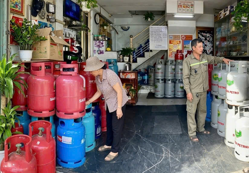 Giá gas tăng cao trong tháng 3 khiến người tiêu dùng phải cân nhắc kỹ lưỡng hơn cho chi phí sinh hoạt hàng ngày. Ảnh: Minh Anh
