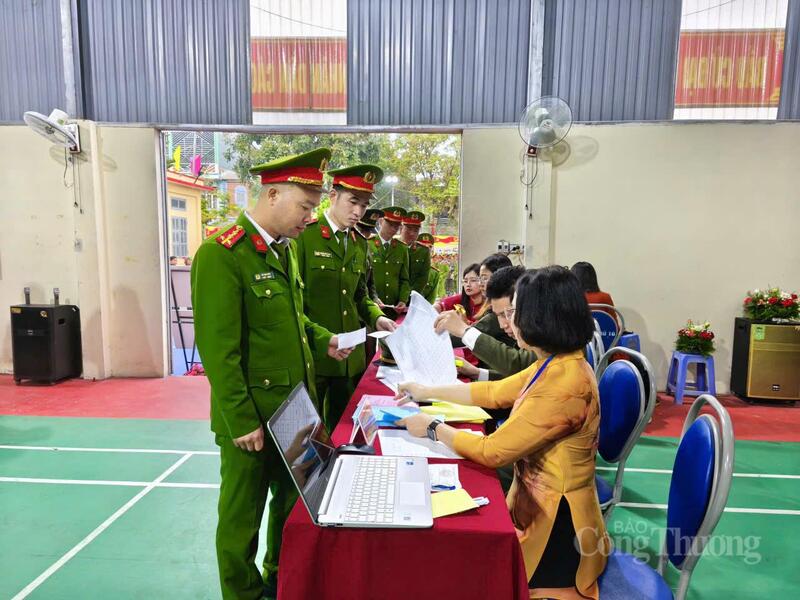 Niềm vui của các cử tri chiến sĩ công an tỉnh Lai Châu khi tham gia bỏ phiếu.