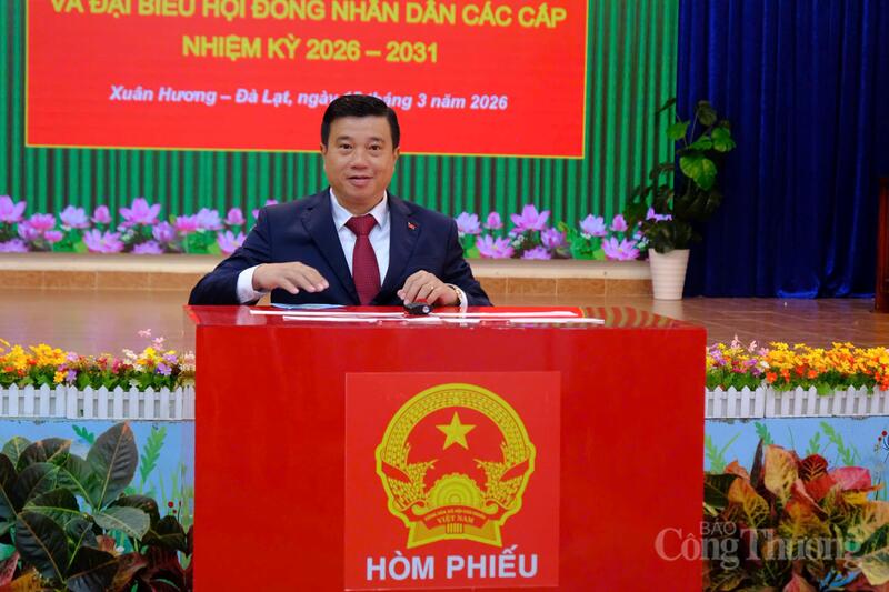 Bí thư Tỉnh ủy Lâm Đồng Y Thanh Hà Niê Kđăm bỏ phiếu tại phường Xuân Hương - Đà Lạt. Ảnh: Lê Sơn