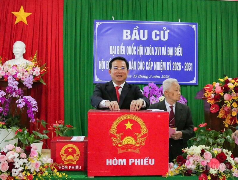 Chủ tịch UBND tỉnh Lâm Đồng Hồ Văn Mười bỏ phiếu.