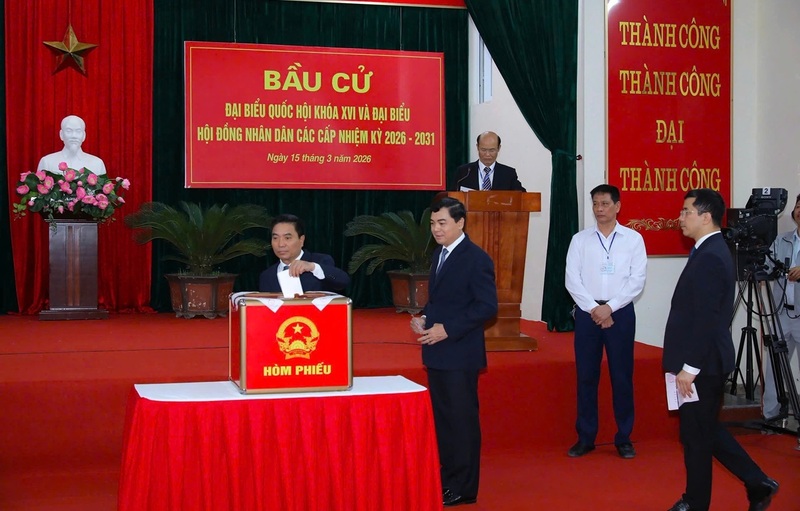 Ông Nguyễn Doãn Anh - Ủy viên Trung ương Đảng, Bí thư Tỉnh ủy, Trưởng Ban Chỉ đạo Bầu cử tỉnh Thanh Hóa bỏ phiếu đầu tiên tại Khu vực bỏ phiếu số 58, nhà văn hóa Tổ dân phố Bình Minh, phường Hạc Thành. Ảnh: Minh Hiếu
