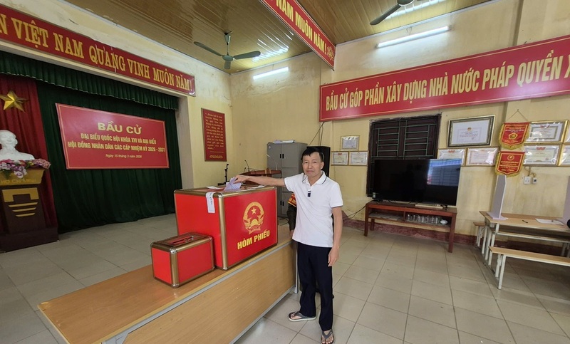 Cử tri Tổ dân phố Lê Ngân thực hiện bỏ phiếu. Ảnh: Hoàng Minh