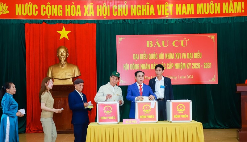 Cũng trong sáng 15/3, ông Võ Trọng Hải - Phó Bí thư Tỉnh ủy, Chủ tịch UBND tỉnh Nghệ An tham gia bầu cử tại Khu vực bỏ phiếu số 8, xóm Sen 2, xã Kim Liên.
