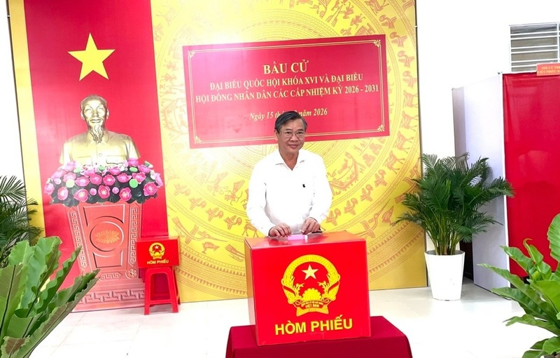 Ông Trương Cảnh Tuyên - Chủ tịch UBND thành phố Cần Thơ bỏ phiếu bầu cử.