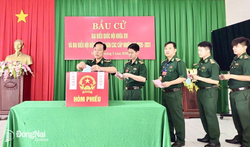 Cử tri Đồn Biên phòng Cửa khẩu Quốc tế Hoa Lư thực hiện quyền công dân trong ngày hội non sông.