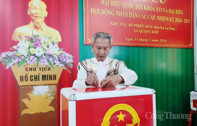Cử tri xã Quảng Khê bỏ phiếu.