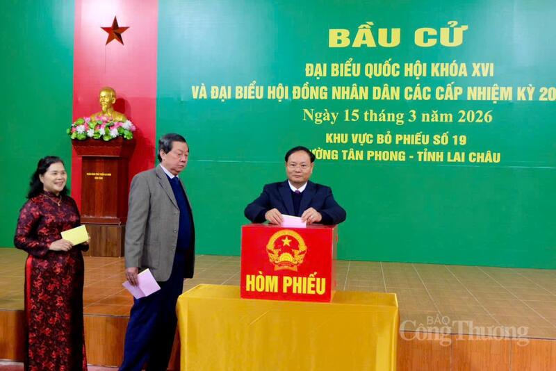 Bí thư Tỉnh ủy Lai Châu Lê Minh Ngân tham gia bỏ phiếu tại Khu vực bỏ phiếu số 19.