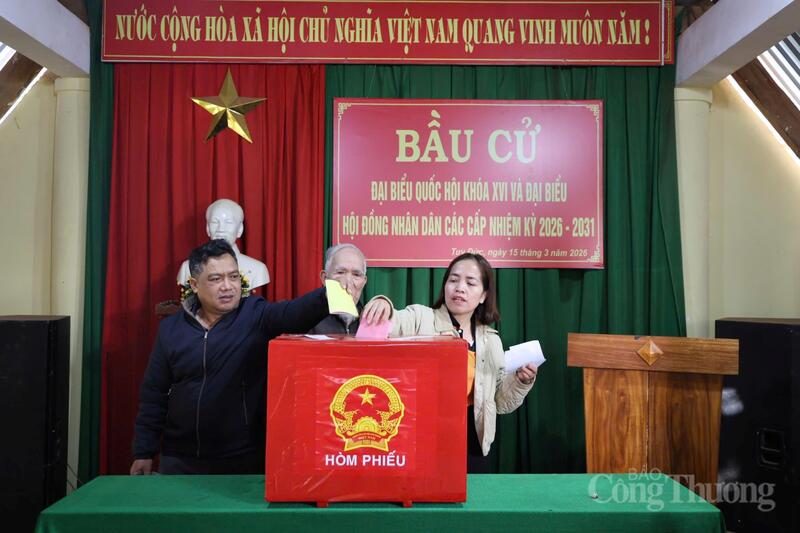 Cử tri xã biên giới Tuy Đức bỏ phiếu.