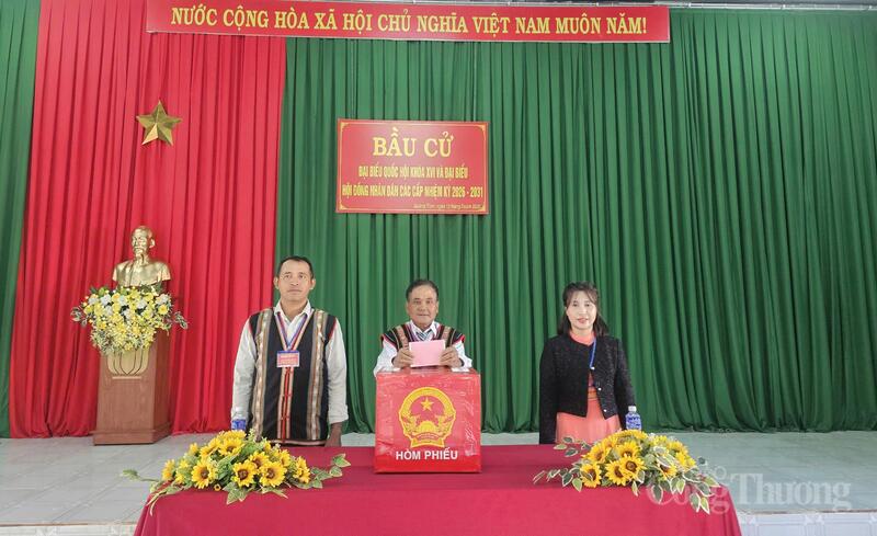 Cử tri vùng đồng bào dân tộc thiểu số tại xã Quảng Trực thực hiện nghĩa vụ.
