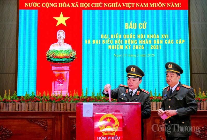 Thiếu tướng Trương Minh Đương, Giám đốc Công an tỉnh Lâm Đồng bỏ phiếu.