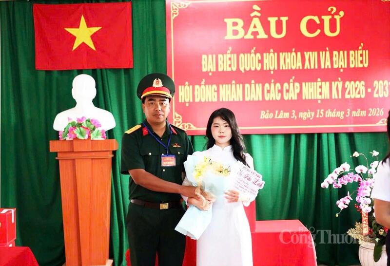 Cử tri vừa đủ 18 tuổi hoàn thành nghĩa vụ công dân.