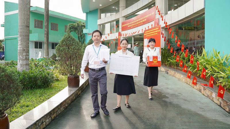 Bệnh viện Trung ương Huế Thành lập 3 tổ bỏ phiếu lưu động đưa hòm phiếu đến giường bệnh để bệnh nhân bỏ phiếu. Ảnh: Nguyễn Tuấn