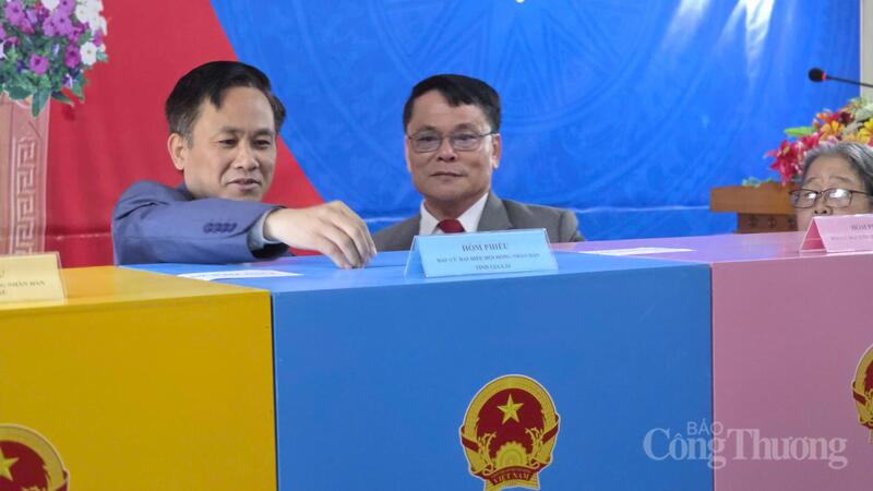 Đồng chí Nguyễn Xuân Phước (bên trái) - Tỉnh ủy viên, Bí thư Đảng ủy, Chủ tịch HĐND phường Pleiku tiến hành bỏ phiếu.