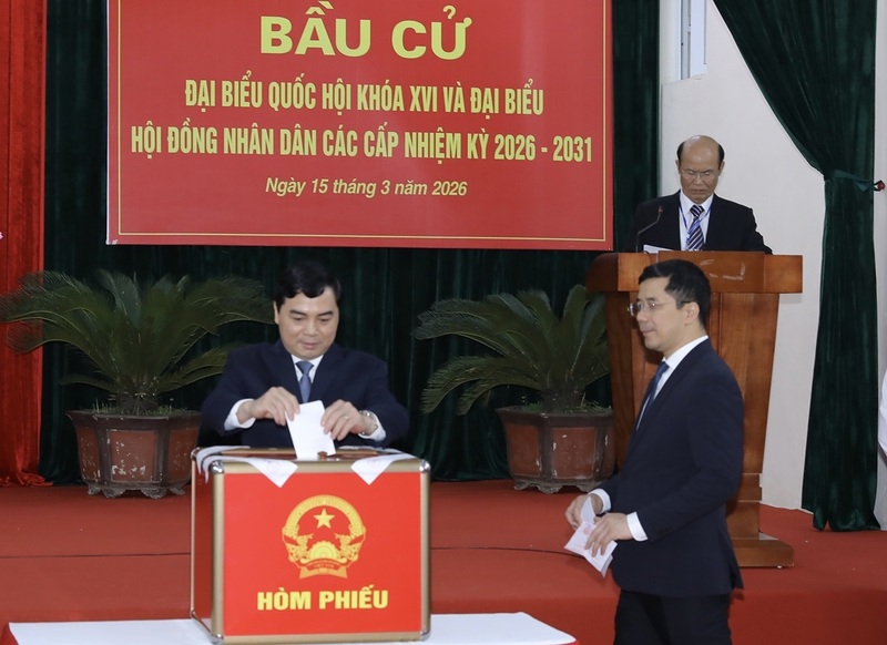 Ông Nguyễn Hoài Anh - Ủy viên Trung ương Đảng, Chủ tịch UBND tỉnh Thanh Hóa bỏ phiếu tại khu vực bỏ phiếu số 58, nhà văn hóa Tổ dân phố Bình Minh, phường Hạc Thành. Ảnh: Minh Hiếu